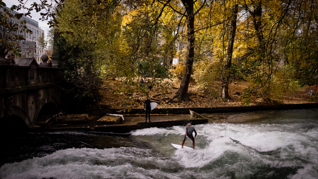 The dancers of Munich, the surfers of Eisbachwelle