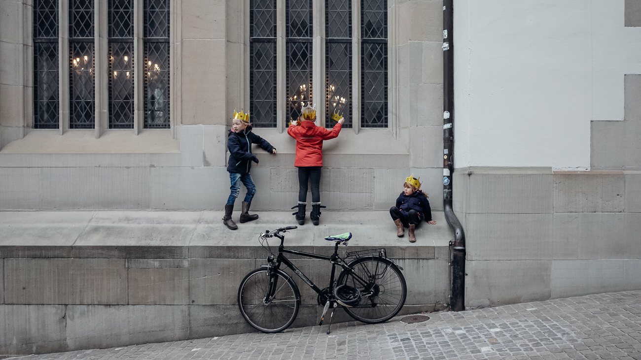 The mirrors of Zurich kids playing