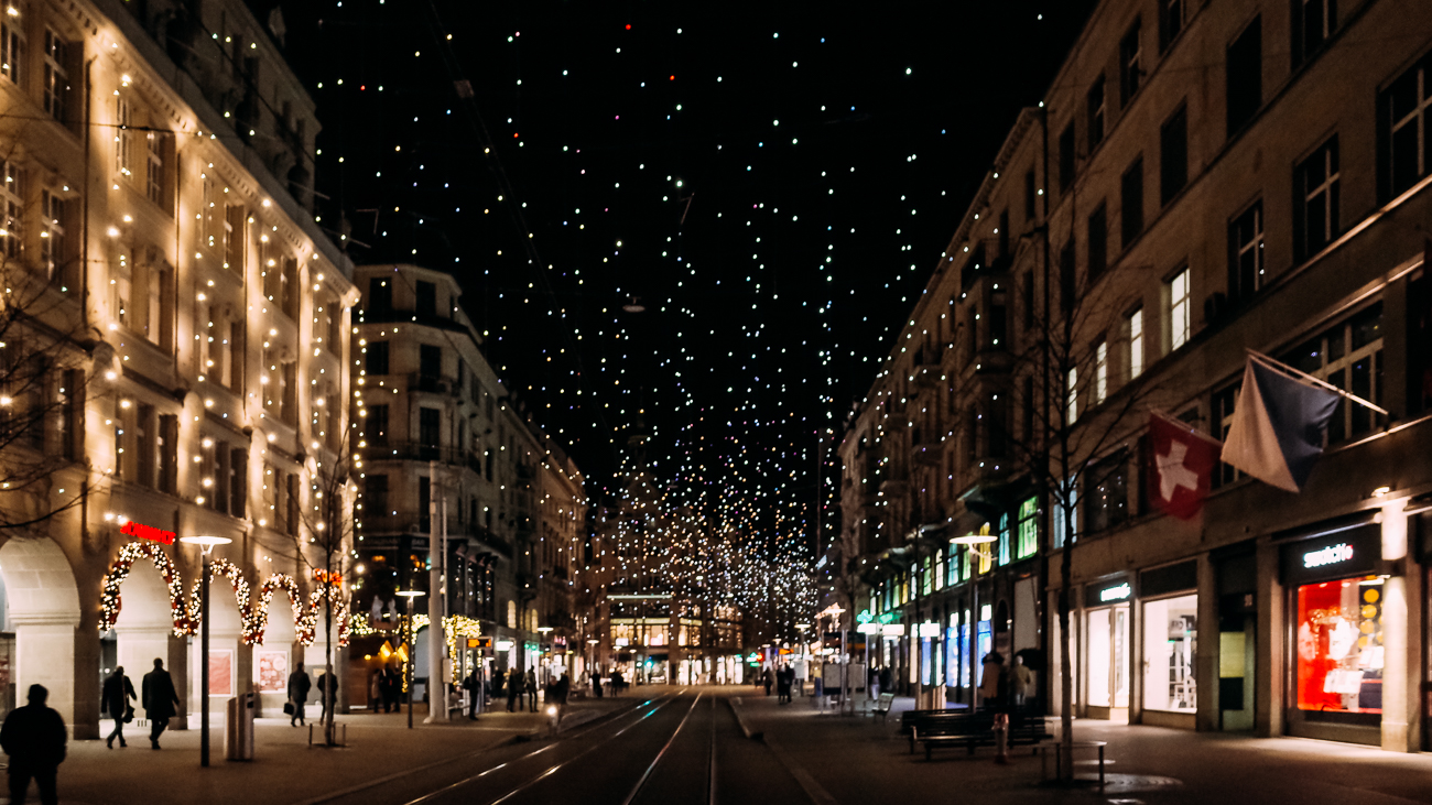 The mirrors of Zurich Street lamps