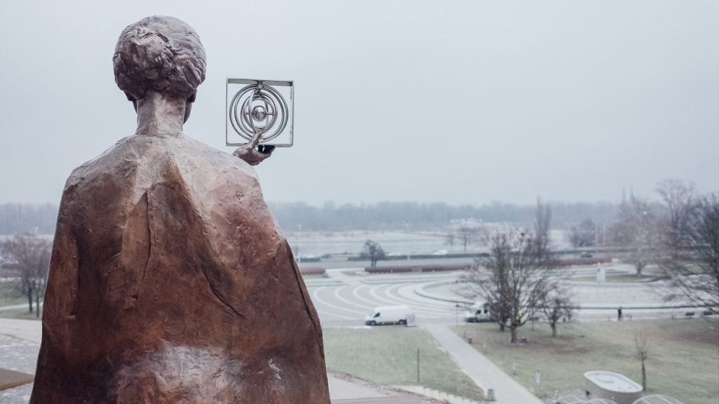 Chopin's heart. Marie Curie statue in Warsaw A writer between Copernicus and Curie