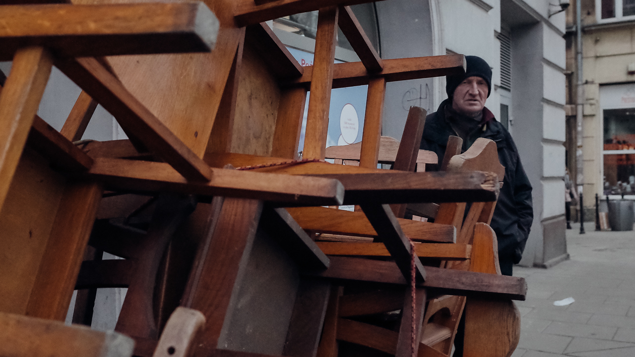 Travel & Street Photography recap 7 Man behind chairs