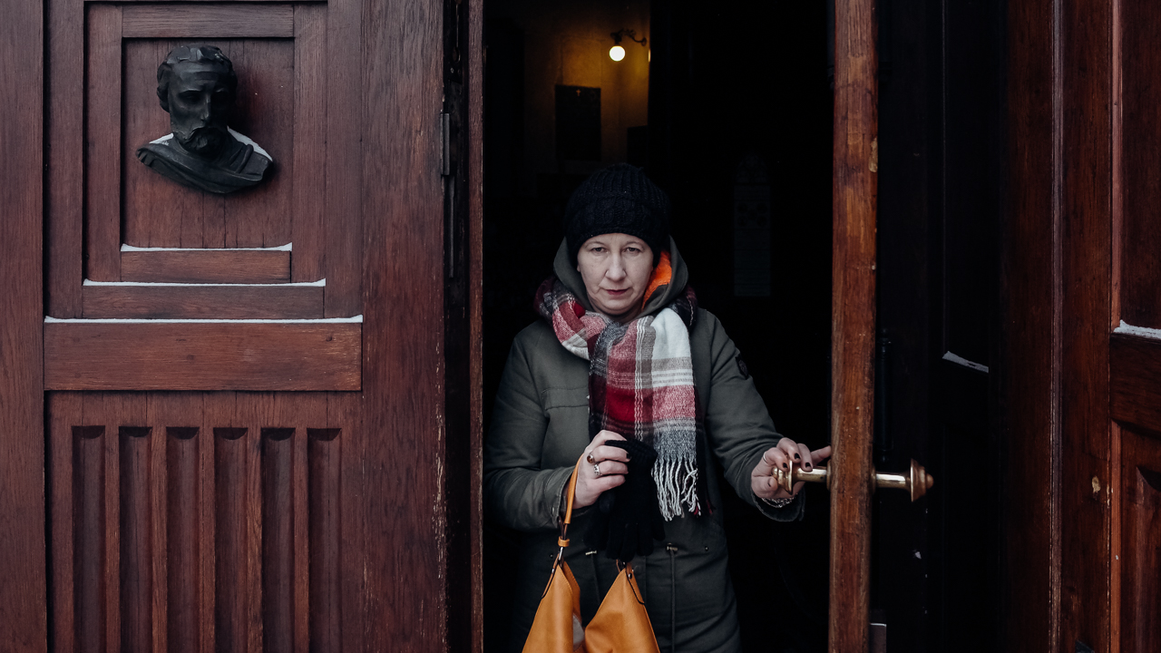 Travel & Street Photography recap 7 Churchgoer Old Town Krakow Main Square