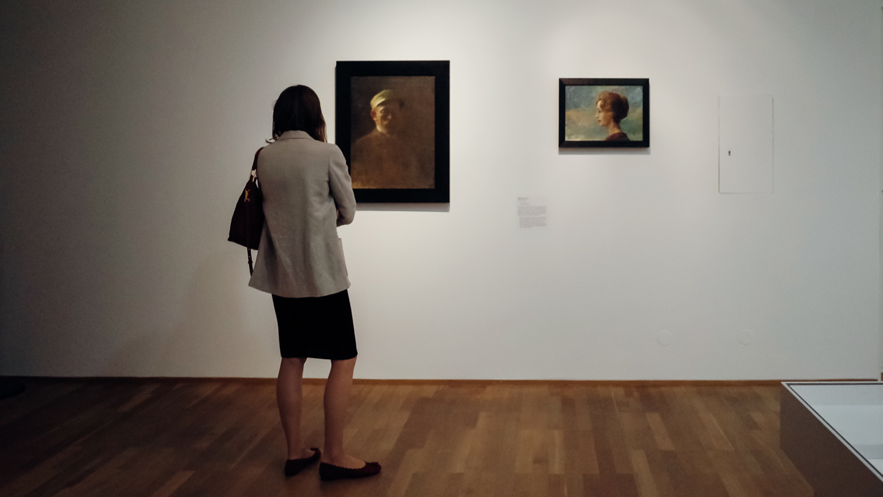 Woman visiting Hamburger Bahnhof