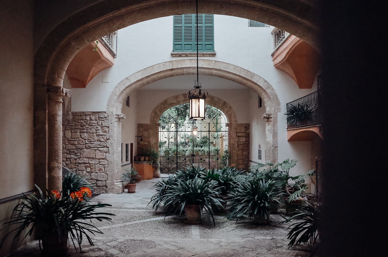 Travel and Street Photography recap 8 typical Mallorca patio