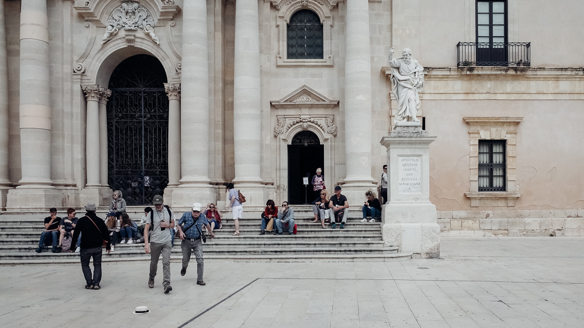 Travel & Street Photography Recap 10 Chasing hats