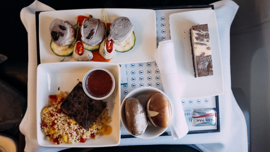 Ukraine International Airlines em Classe Business Review Menu em voo