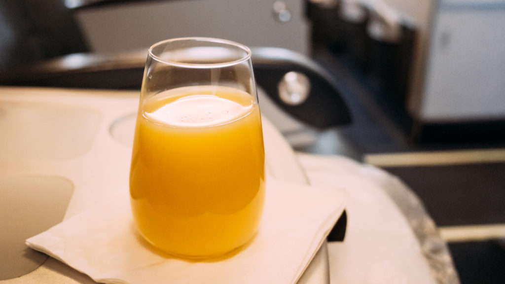 Ukraine International Airlines Business Class anmeldelse velkomstdrink