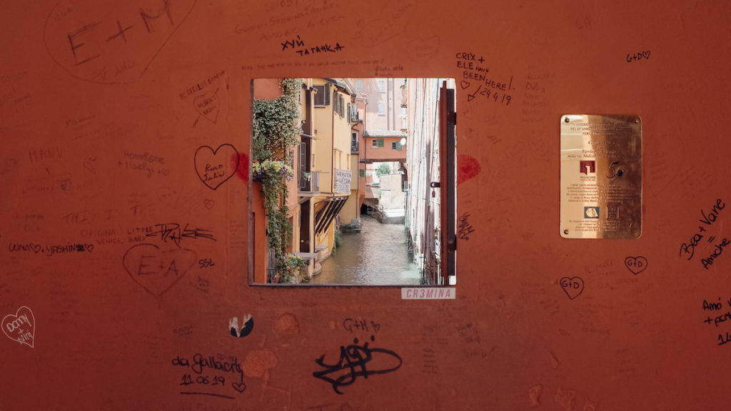 Finestrella di via Piella Bologna