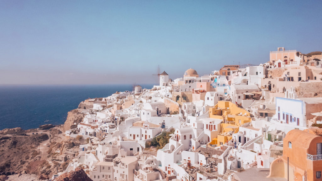 How to start a travel blog and how to monetize it cover