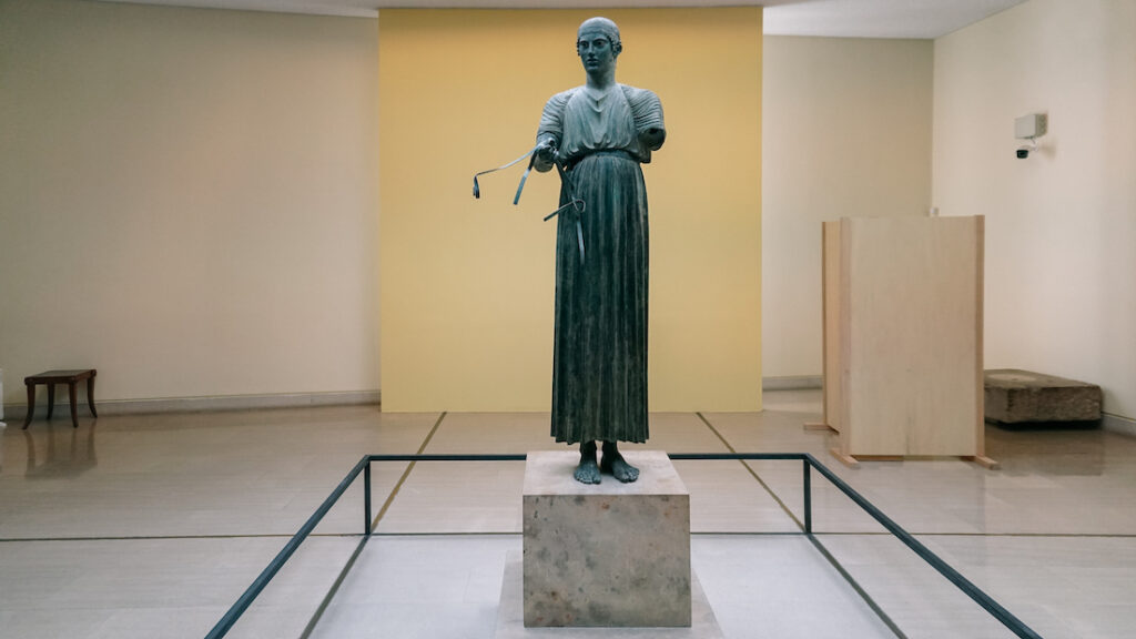 The famous Heniokhos (Ηνίοχος) statue in Delphi museum