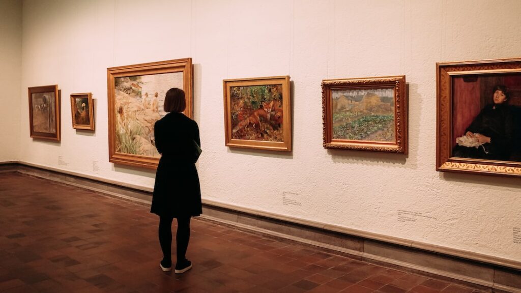 In front of Nordic paintings