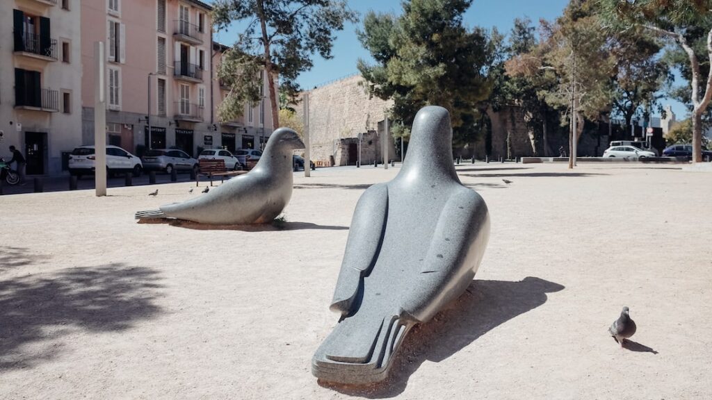 Mallorca pigeons and sculptures