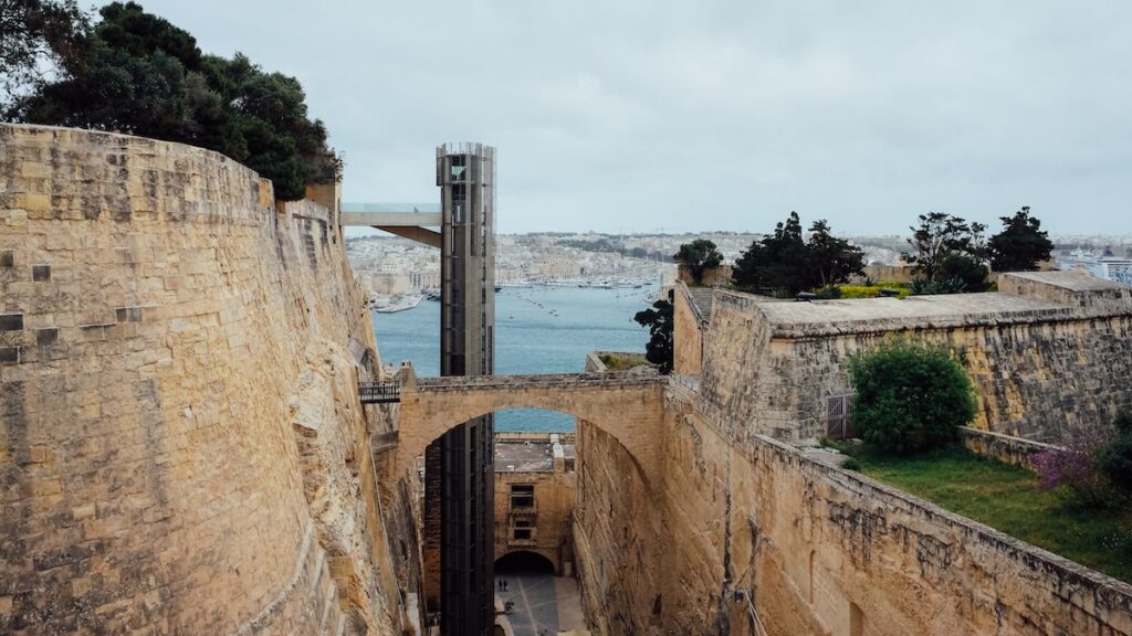 The great lift Thomas Pynchon V Valletta