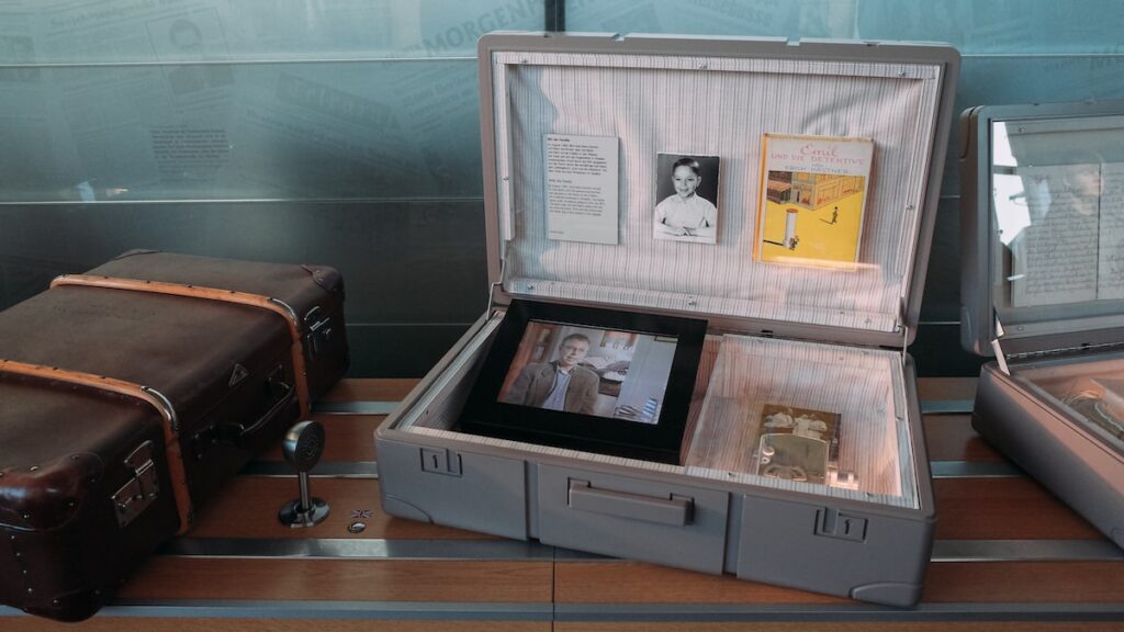 A suitcase with informational material at the Tränenpalast Berlin