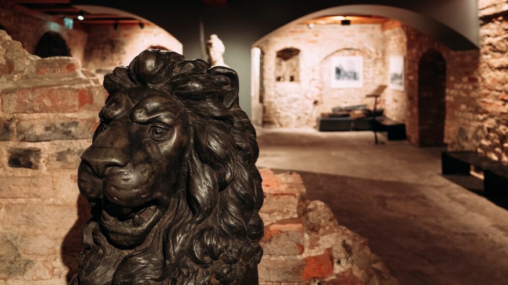 Lion statue and the medieval walls at the House of Blackheads