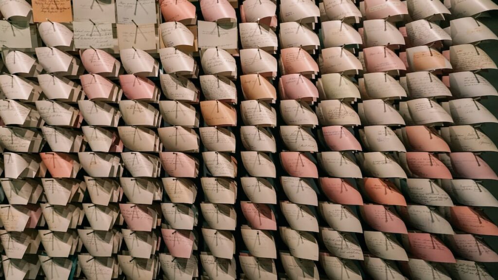 An installation of notes (German: Zettel) at Grimmwelt Kassel