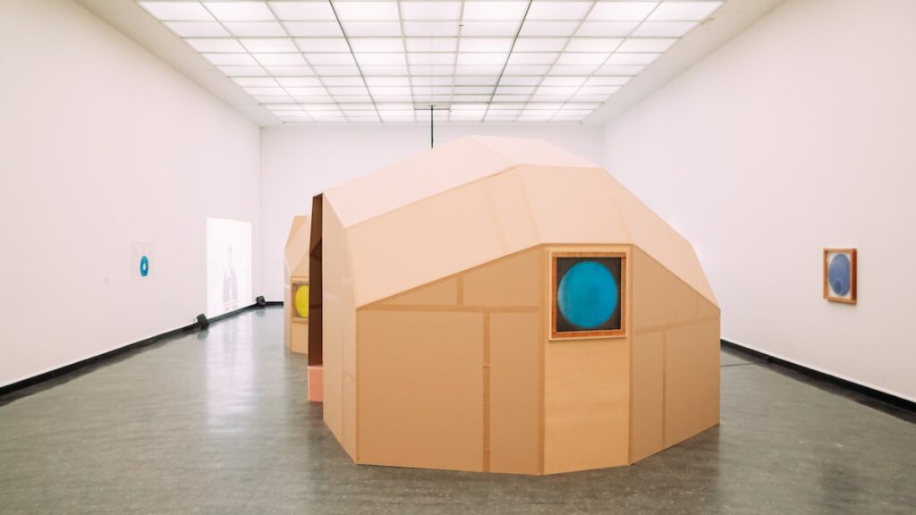 A photo from the interior of the Bergen Kunsthall. It presents the installation "Oscar Tuazon: Water School."