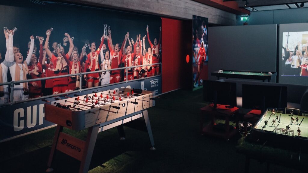 A photo from the interior of Bryggens Museum. You can see details from the exhibition about the football team Brann Bergen. An image and table soccer is depicted in the image.