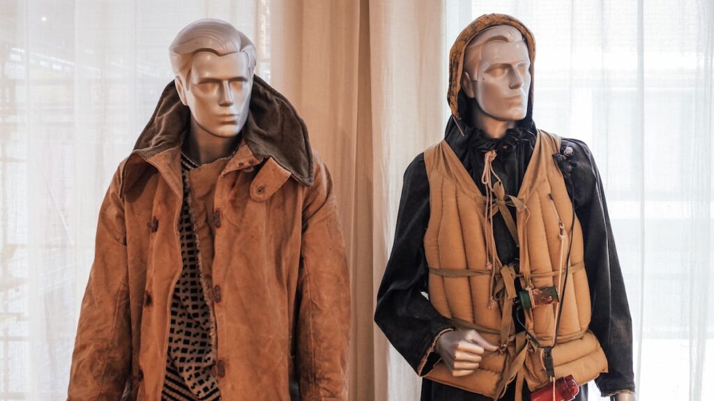 A photo showing two statues wearing traditional sailor's clothes at the Bergen Maritime Museum