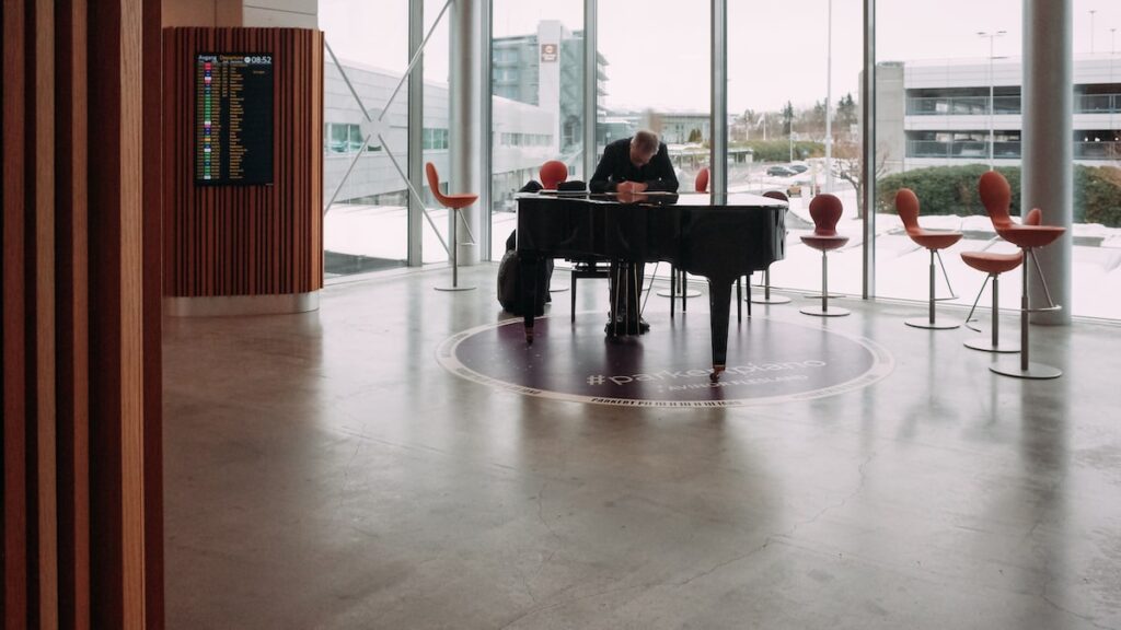A man at a piano in the Bergen Airport