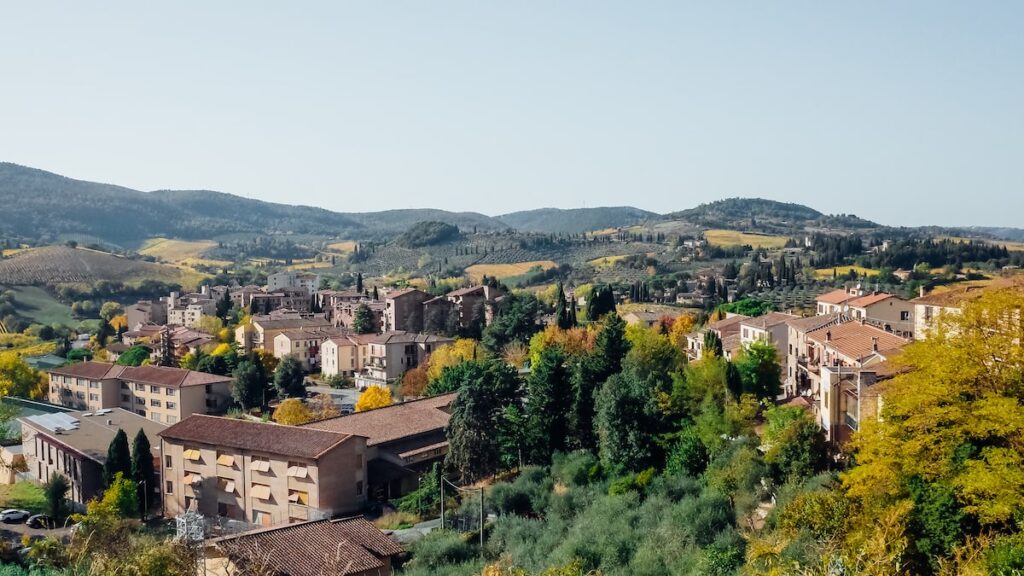 A photo of the landscape in San Gimignano. It shows houses and the Chianti wine region in Tuscany