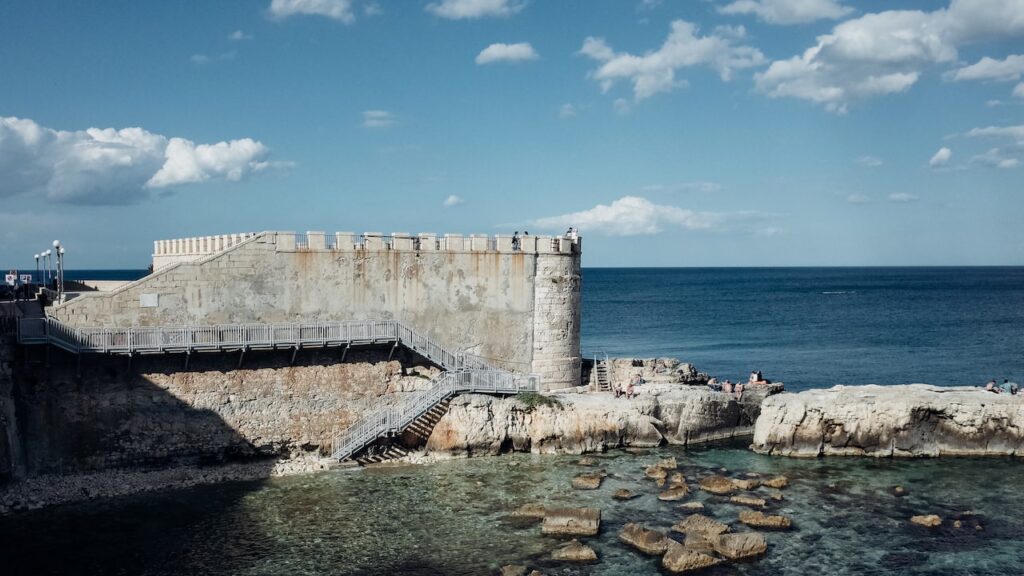 An image of a viewpoint in Ortygia, Sicily. The best boat trips from Syracuse offer magnificent views of the city from the water