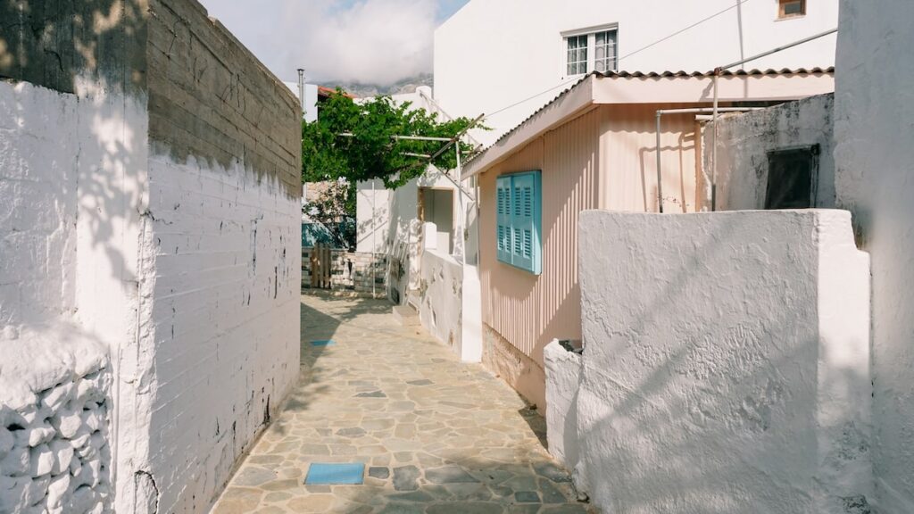 A photo showing the side streets of Telendos, consisting of whitewashed houses and narrow alleys