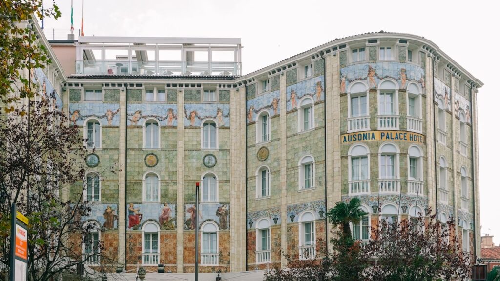 A photo showing the exterior of the Grande Albergo Ausonia Hungaria Hotel in Lido, Venice