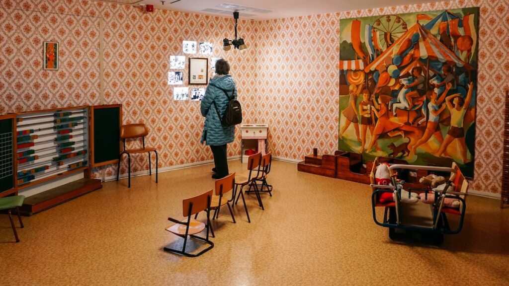 A photo showing a replica of a school class in the DDR Museum Berlin