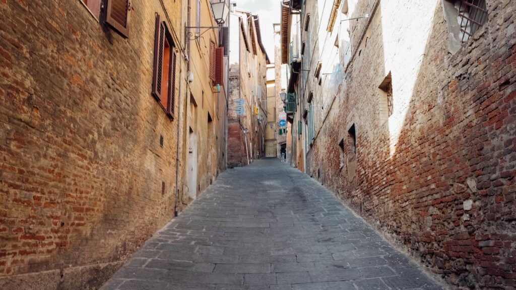 A photo showing a steep street in Siena, Italy