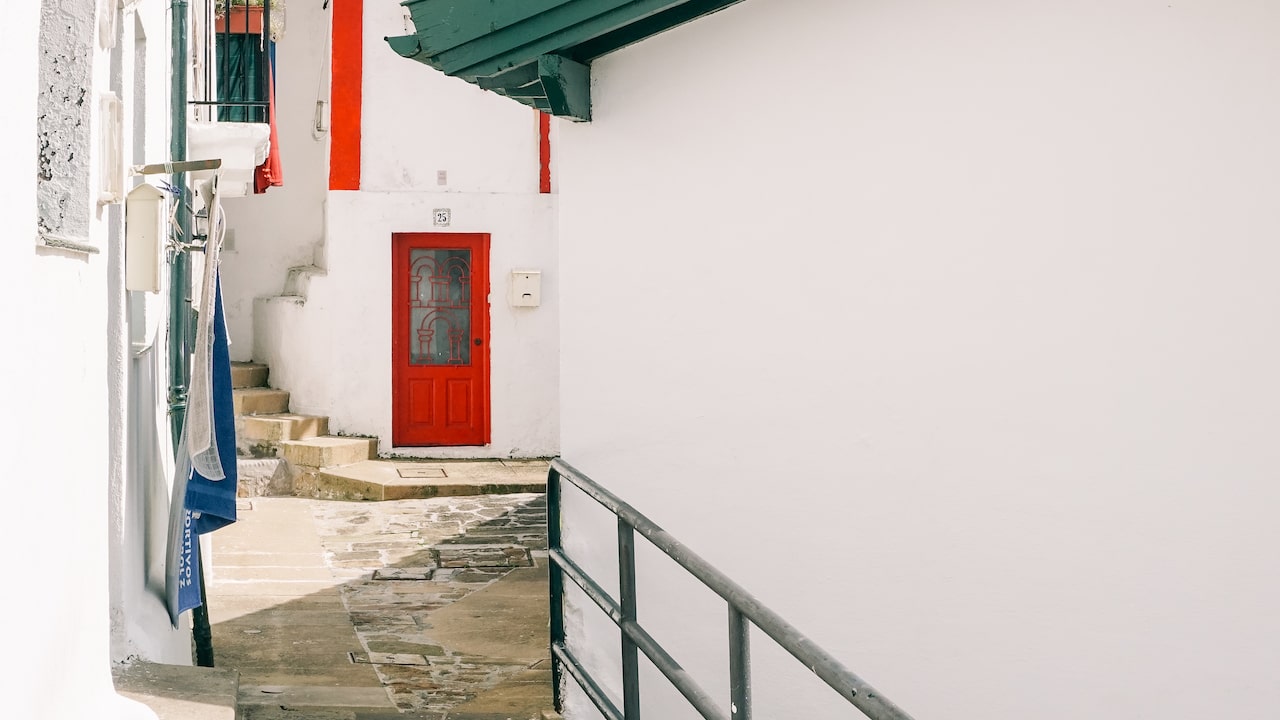 Whitewashed walls at Getxo