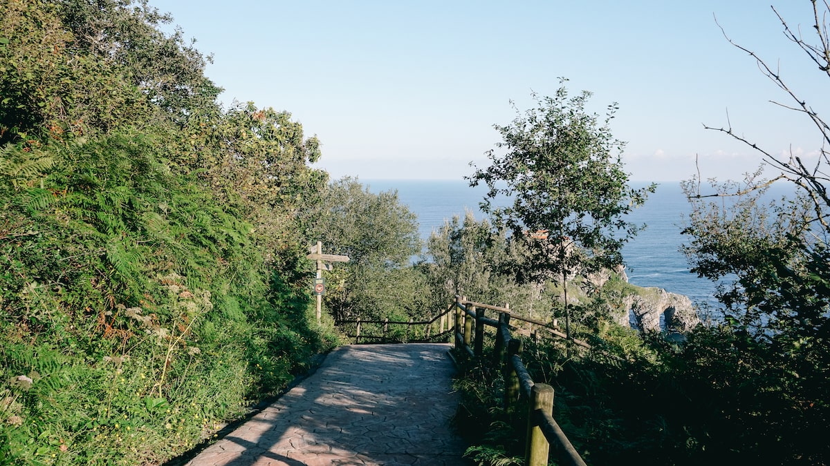 The start of the hiking path toward San Juan de Gaztelugatxe