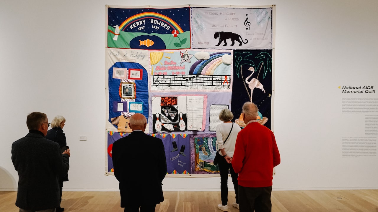 People starring at the National AIDS Memorial Quilt on the opening of the Language/Text/Image Exhibition at the Draiflessen Collection