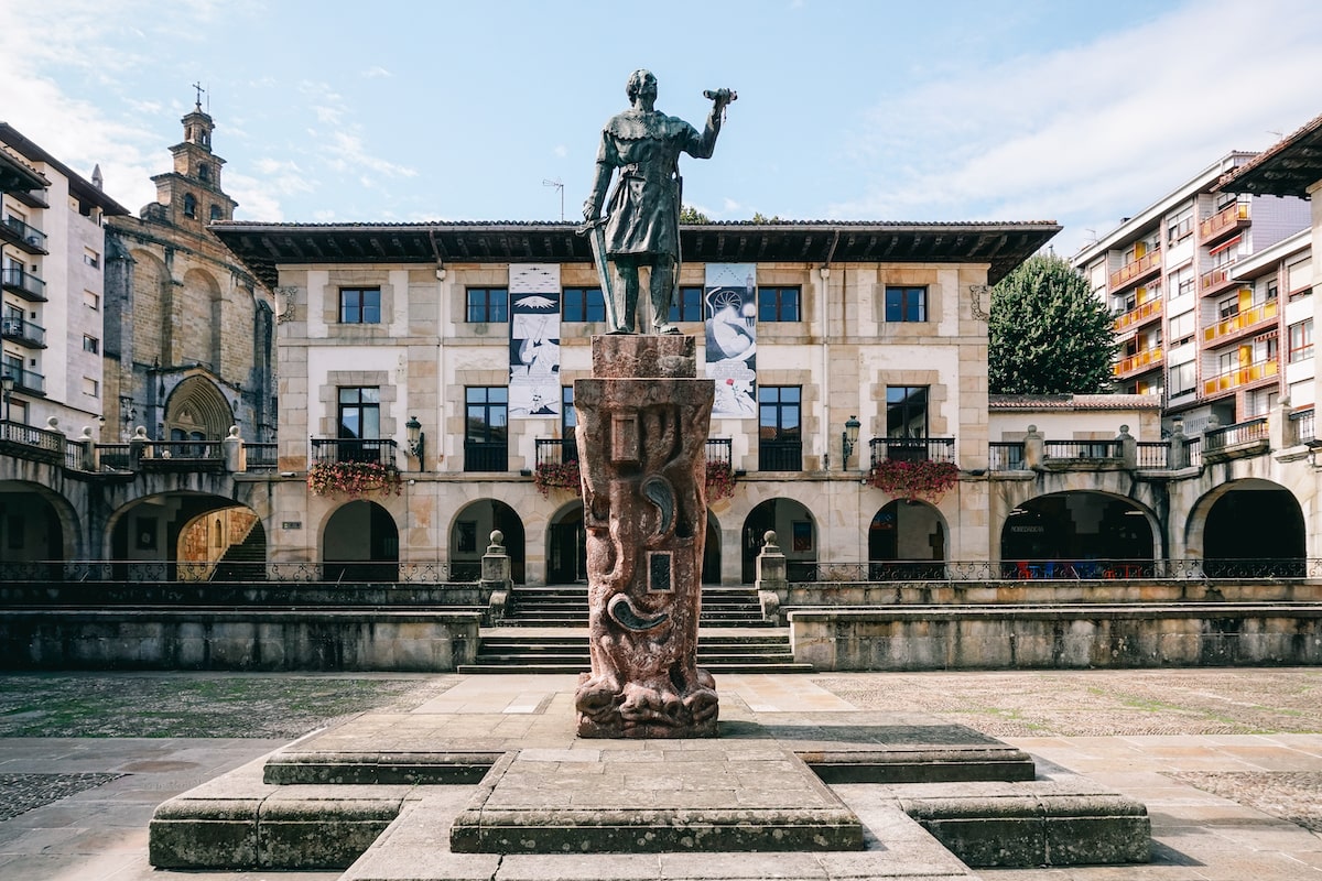 The Gernika Peace Museum and the statue of the Count Don Tello, the city's founder
