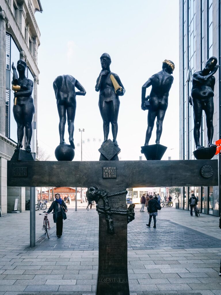 The Unzeitgemäße Zeitgenossen Sculpture in Leipzig