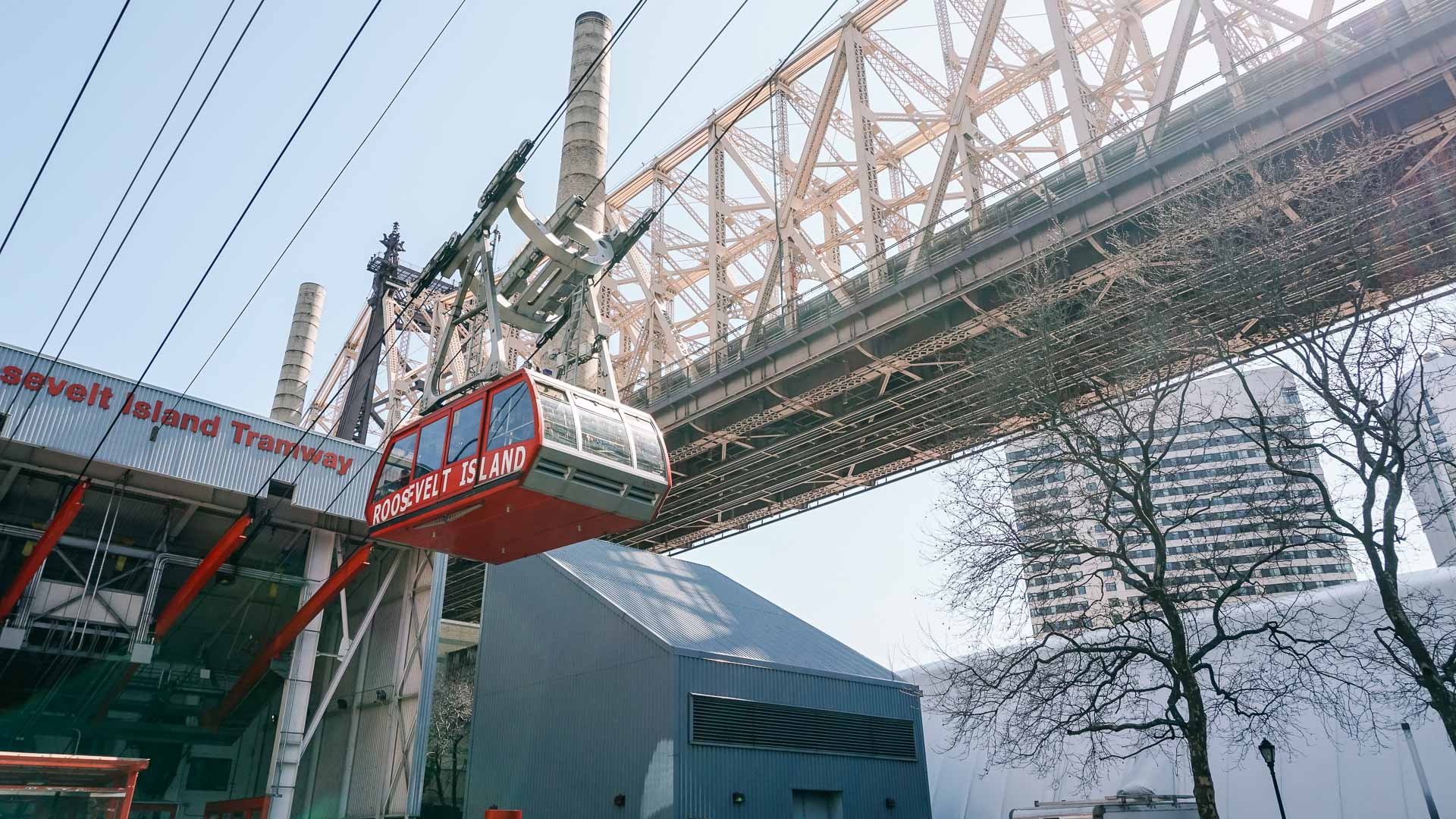 The Roosevelt Island Tramway approaching the end station on the island
